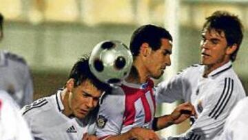 <b>PERDIDOS. </b>Gary disputa un balón por alto con el delantero rojiblanco Rayco.