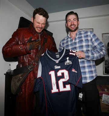 El actor es un gran admirador de los Patriots de Nueva Inglaterra e incluso apostó en el Super Bowl ante Seattle con su amigo Chris Pratt, admirador de los Seahawks, gracias a Butler, Evans ganó la apuesta.