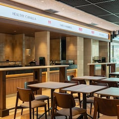 El espacio gastronómico de los juernes que triunfa en Madrid: tapeo por la tarde y cañas a un paso del centro de la ciudad