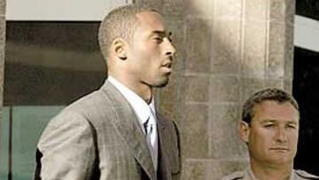 <b>SE ACABARON LAS COMPARECENCIAS. </b>Kobe Bryant visitó por última vez el juzgado de Eagle el martes. Ayer, un funcionario anunció (abajo), que la víctima es incapaz de seguir con esto.