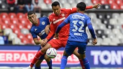 Toluca's Ivan Lopez (C) vies for the ball with Cruz Azul's Antonio Lira (L) and Ramon Jimenez (R) during the Apertura 2023 Mexican Tournament football match at the Azteca Stadium in Mexico City on July 8, 2023. (Photo by ALFREDO ESTRELLA / AFP)