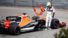 Fernando Alonso en una de las aver&iacute;as de su McLaren en Montreal.