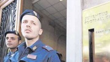 Fotografía de 2006. La policía custodiaba la sede de la Juventus.
