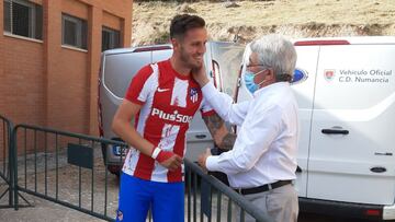 Cerezo saluda a Sa&uacute;l antes del Numancia-Atl&eacute;tico