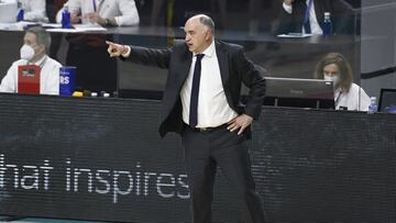 Pablo Laso da instrucciones a sus jugadores durante el partido de la 21&ordf; jornada de la ACB, que ha enfrentado al Real Madrid y al Morabanc Andorra