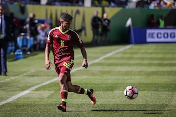 Primer venezolano en la historia en marcar en Champions League (en 2011 con el Twente de Holanda contra el Tottenham). Lateral derecho que defiende la camiseta del Málaga de España desde el 2014. Debutó en el 2006 como profesional y desde entonces ha marcado un total de 10 veces en clubes. Ha tenido muy buenas actuaciones con la selección desde su debut en 2007.