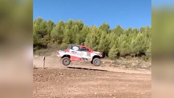 El 'vuelo' de Fernando Alonso con el coche que llevará al Dakar