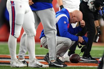 El entrenador en jefe de los Buffalo Bills, Sean McDermott, se arrodilla mientras, Damar Hamlin (3), es atendido en el campo.