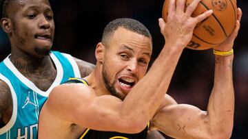 CHARLOTTE, NORTH CAROLINA - NOVEMBER 14: Stephen Curry #30 of the Golden State Warriors drives to the basket while guarded by Terry Rozier #3 of the Charlotte Hornets during the third quarter during their game at Spectrum Center on November 14, 2021 in Charlotte, North Carolina. NOTE TO USER: User expressly acknowledges and agrees that, by downloading and or using this photograph, User is consenting to the terms and conditions of the Getty Images License Agreement. Jacob Kupferman/Getty Images/AFP
== FOR NEWSPAPERS, INTERNET, TELCOS & TELEVISION USE ONLY ==