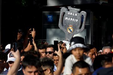 Cientos de seguidores se concentraron para recibir el autobús del Real Madrid antes del partido contra el Manchester City.