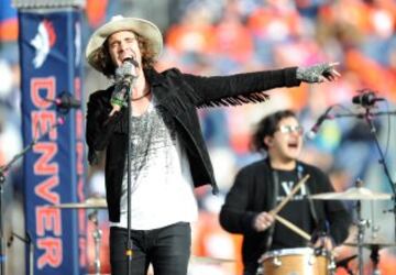 El grupo American Authors tocando su gran exito "¿Por dónde dices que se va a la Super Bowl? ¡Por allí!"