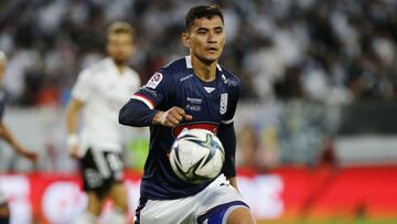 Futbol, Colo Colo vs Deportes Melipilla.
Fecha 31, campeonato nacional 2021.
El jugador de Deportes Melipilla Miguel Escalona juega el balón contra Colo Colo durante el partido de primera division realizado en el estadio Monumental.
Santiago, Chile.
10/11/2021
Marcelo Hernandez/Photosport
Football, Colo Colo vs Deportes Melipilla.
31th date, 2021 national Championship.
Deportes Melipillaâs player Miguel Escalona, play the ball against Colo Colo during the first division match at Monumental stadium in Santiago, Chile.
11/10/2021
Marcelo Hernandez/Photosport