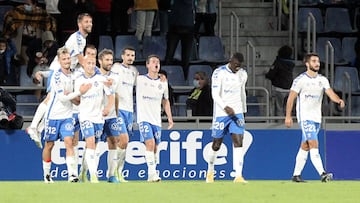 Los jugadores del CD Tenerife celebran el gol de Michel Herrero ante la Real Sociedad B.