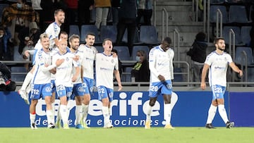 Los jugadores del CD Tenerife celebran el gol de Michel Herrero ante la Real Sociedad B.