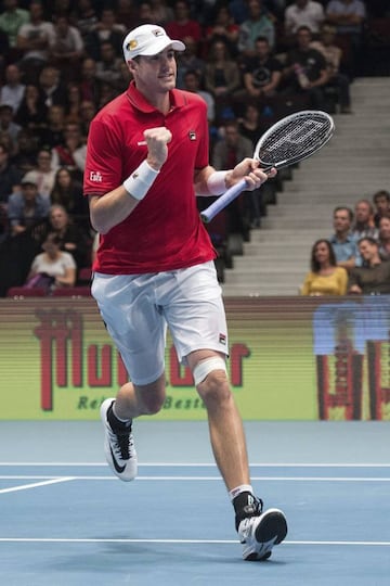 John Isner beats Feliciano López in Vienna.