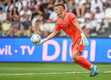 El guardameta del equipo burgalés fue decisivo para que su equipo salvara un punto en El Plantío ante Las Palmas. Su actuación fue sobresaliente.