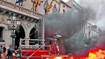 <b>EN LLAMAS. </b>La pantalla que retransmitía el partido de la Selección en Terrasa, ardiendo.
