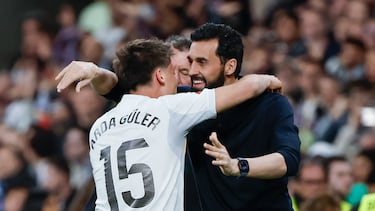 MADRID, 14/03/2026.- El delantero turco del Real Madrid, Arda Guler, celebra con su entrenador, Álvaro Arbeloa, el cuarto gol de su equipo durante el encuentro correspondiente a la jornada 28 de Laliga EA Sports que disputan este sábado Real Madrid y Elche en el estadio Santiago Bernabéu, en Madrid. EFE / Sergio Pérez.