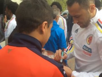 Hinchas charrúas comparten junto a Fredy Guarín y David Ospina.