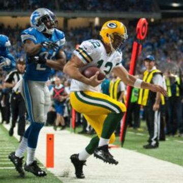 Aaron Rodgers (frente a los Lions) ganó cojo el partido a los Cowboys el año pasado en playoffs.