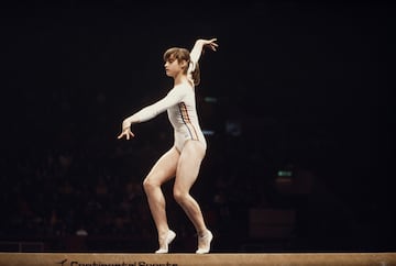 La gimnasta rumana, la primera en conseguir un 10, la puntuación perfecta en gimnasia en los Juegos Olímpicos, logró cuatro medallas olímpicas, dos de ellas de oro, en los Juegos Olímpicos de Montreal 1976 con tan 14 años y 8 meses, convirtiéndose en uno de los grandes ejemplos de precocidad en el mundo del deporte.
