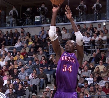 Uno de los mejores p¨ªvots de la historia, Olajuwon jug¨® 17 temporadas en Houston Rockets, donde gan¨® dos anillos. Despu¨¦s se retir¨® con un breve paso (2001-02) por Toronto Raptors, donde solo fue titular en 37 partidos.