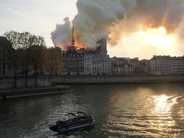 Devastador incendio de la catedral de Notre Dame, uno de los monumentos m¨¢s emblem¨¢ticos de Par¨ªs.