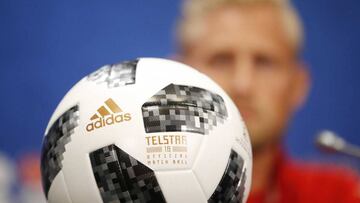 El Telstar, balón oficial del Mundial de Rusia 2018, durante la rueda de prensa de Kasper Schmeichel previa al Dinamarca-Francia.