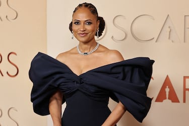 Ava DuVernay posa en la alfombra roja del Dolby Theatre.
