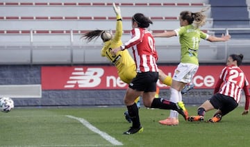 Gimbert remata a puerta una falta lateral para poner el 2-1 del Athletic ante el Santa Teresa.