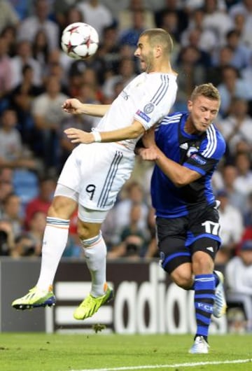 Benzema intenta controlar el balón.