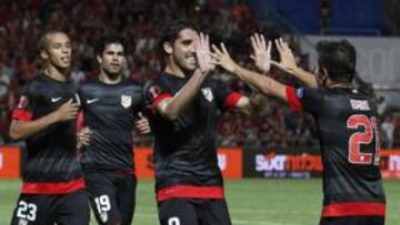 <b>ENCHUFADOS. </b>Emre felicita a Raúl García tras su gol en Tel Aviv. El navarro participó en los tres tantos colchoneros.