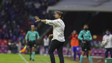 Hernán Cristante da indicaciones a sus jugadores