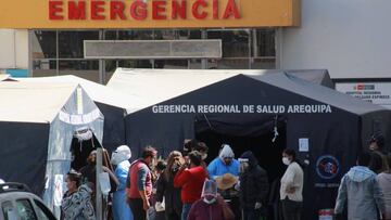 LIM01. AREQUIPA (PER&Uacute;), 22/07/2020. Pacientes con s&iacute;ntomas de COVID-19 esperan todo el d&iacute;a sfuera de las carpas para que los atiendan, en el Hospital Regional Honorio Delgado Espinoza, el 21 de julio de 2020 en Arequipa (Per&uacute;). El epicentro de la epidemia de la COVID-19 en Per&uacute; se ha trasladado a la ciudad sure&ntilde;a de Arequipa, donde se reportan hospitales abarrotados, falta de ox&iacute;geno y protestas de los ciudadanos contra las autoridades por una supuesta falta de previsi&oacute;n ante el avance de la enfermedad. EFE/Jorge Esquivel