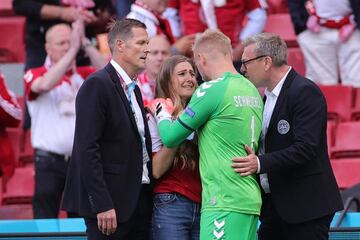 Miembros de la selección danesa tratan de tranquilizar a Sabrina Kvist Jensen, pareja del jugador.