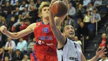 <b>ESTELAR. </b>Kirilenko se eleva sobre Hervelle en un rebote ofensivo.