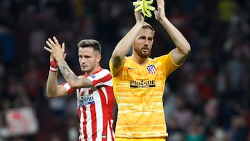 Saúl y Oblak saludan a la afición tras un partido del equipo.