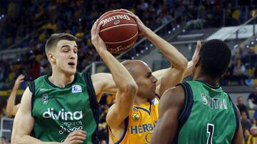 GRA224. LAS PALMAS DE GRAN CANARIA, 30/12/2016.- El base del Herbalife Gran Canaria Albert Oliver (c) trata de jugar un balón entre Tomasz Gielo (i) y Terry Smith, ambos del Divina Seguros Joventud, durante el partido de la Liga ACB que están disputando esta noche en el Gran Canaria Arena de Las Palmas de Gran Canaria Arena. EFE/Elvira Urquijo A.