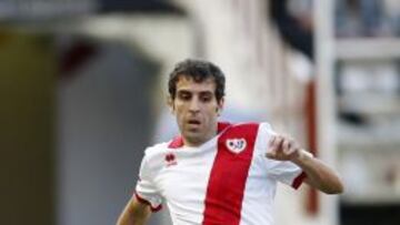 ESPECIALISTA. Trashorras golpea el balón para dar un pase.