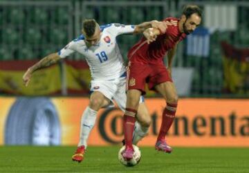 Juanfran con Juraj Kucka.