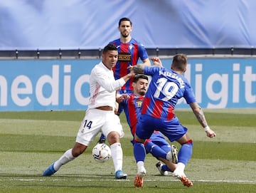 Casemiro con el balón. 
