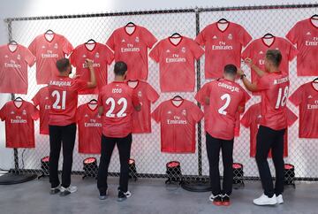 Mayoral, isco, Carvajal y Llorente firmando las camisetas.