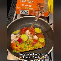 Polémica en redes después de que una extranjera hiciera una paella: “Paro cardiaco”