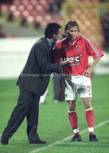 Karel Poborsky venía de una gran temporada en Benfica, hasta que en la cuarta jornada de la campaña 2000-2001 llegó Mourinho. Solo jugó dos partidos completos desde entonces.