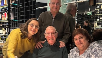 Santiago Fernández, junto a su familia.