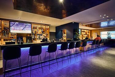 Tiene cinco restaurantes: el elegante restaurante ÖSCH NOIR, el ESSZIMMER (platos internacionales con influencias locales), el RISTORANTE & PIZZERIA HEXENWEIHER (cocina italiana) y el ÖVENTHÜTTE (especialidades alpinas). Y el restaurante pop-up TANÖSHI (cocina japonesa).
