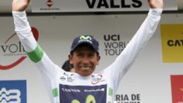 Quintana recibiendo el maillot de líder de la general.