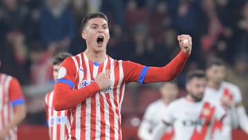 GIJÓN, 03/01/2023.- El delantero del Sporting Uros Milovanovic celebra tras marcar ante el Rayo Vallecano, durante el partido de Copa del Rey que Sporting de Gijón y Rayo Vallecano disputan este martes en el estadio de El Molinón. EFE/Eloy Alonso