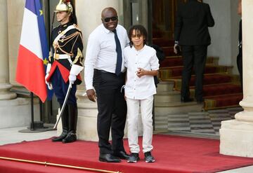 El padre y el hermano de Kylian Mbappé llegan a la recepción en el Palacio del Elíseo. 