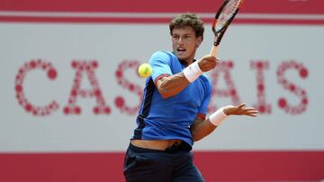 El tenista español Pablo Carreño Busta devuelve la bola a su compatriota Fernando Verdasco durante el partido de dieciseisavos de final del Abierto de Estoril disputado en Portugal, hoy, 27 de abril de 2016. EFE/Jose Sena Goulao